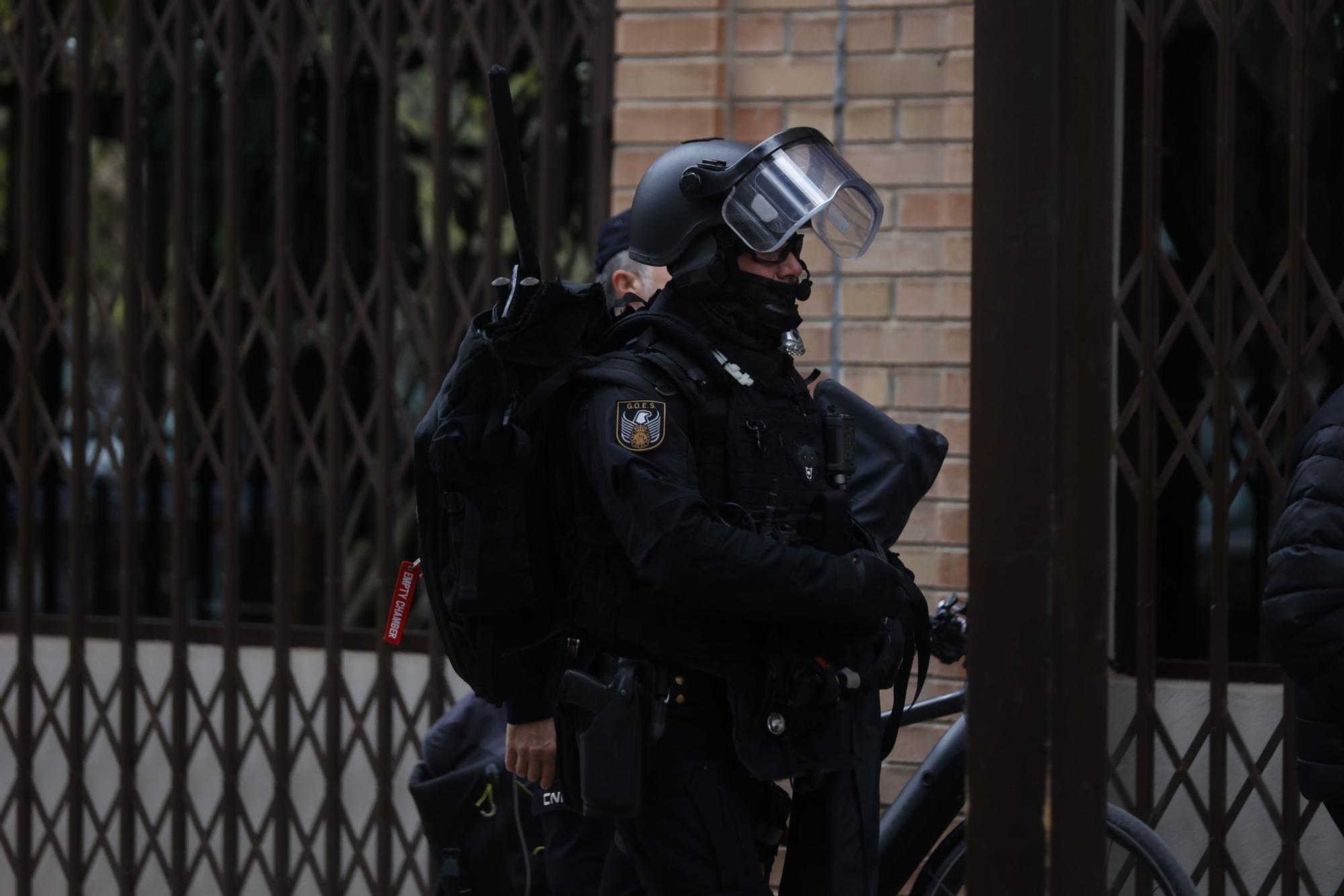 Un hombre se atrinchera armado en su vivienda en el barrio de Benimaclet