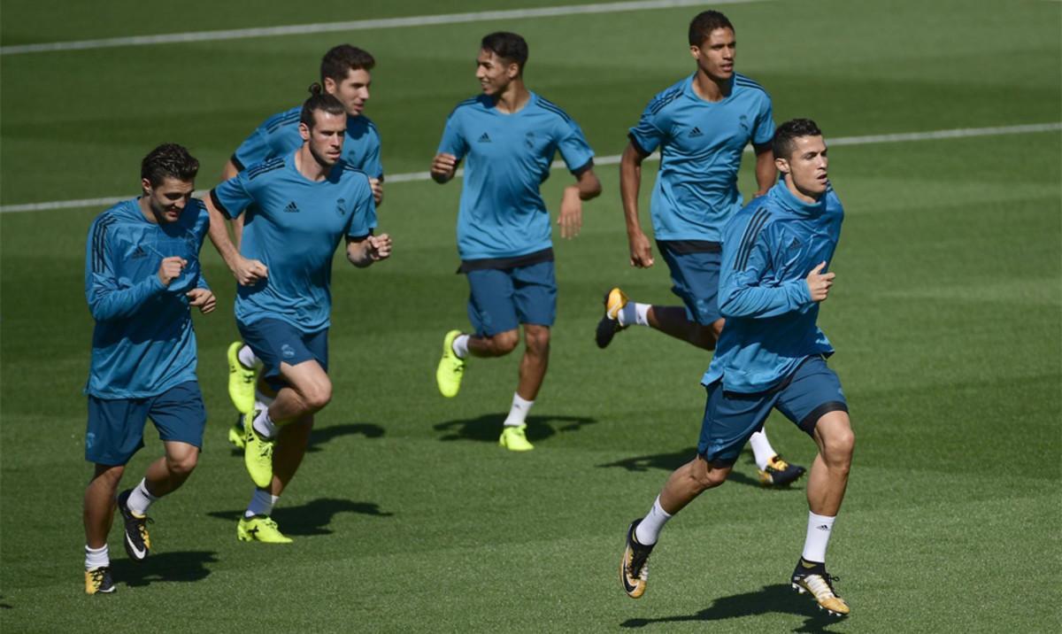 Cristiano Ronaldo junto a otros integrantes de la plantilla del Real Madrid en la previa del partido de la Champions 2017/18 contra el APOEL