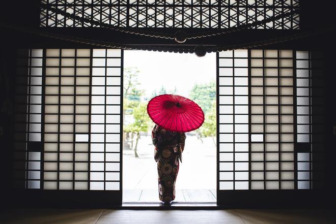 Geisha en templo japonés.