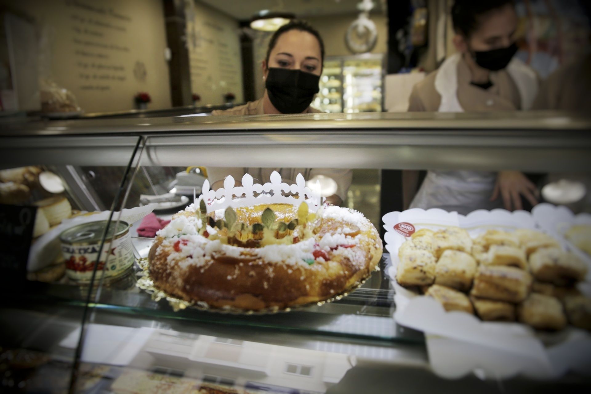 Colas en los comercios y cafeterías de Santa Cruz este sábado.