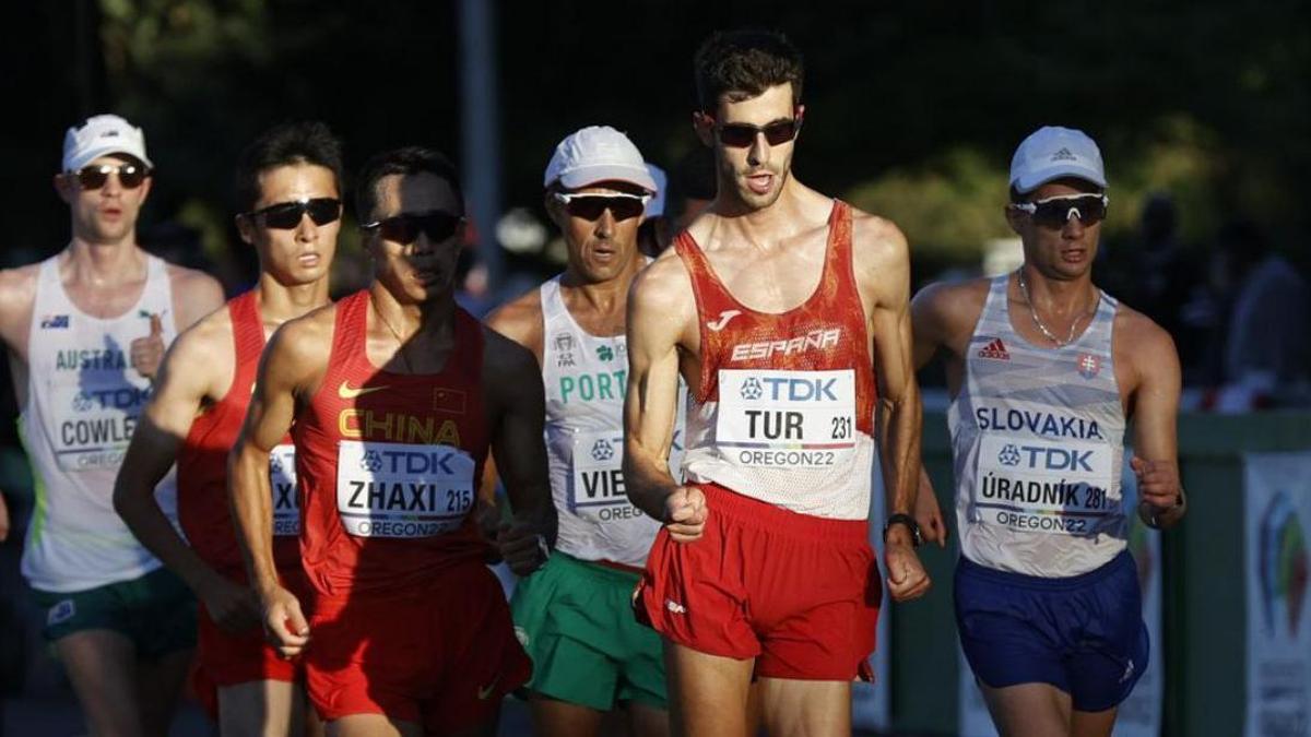 El atleta ibicenco Marc Tur, lidera uno de los grupos de marchadores en la prueba de ayer.