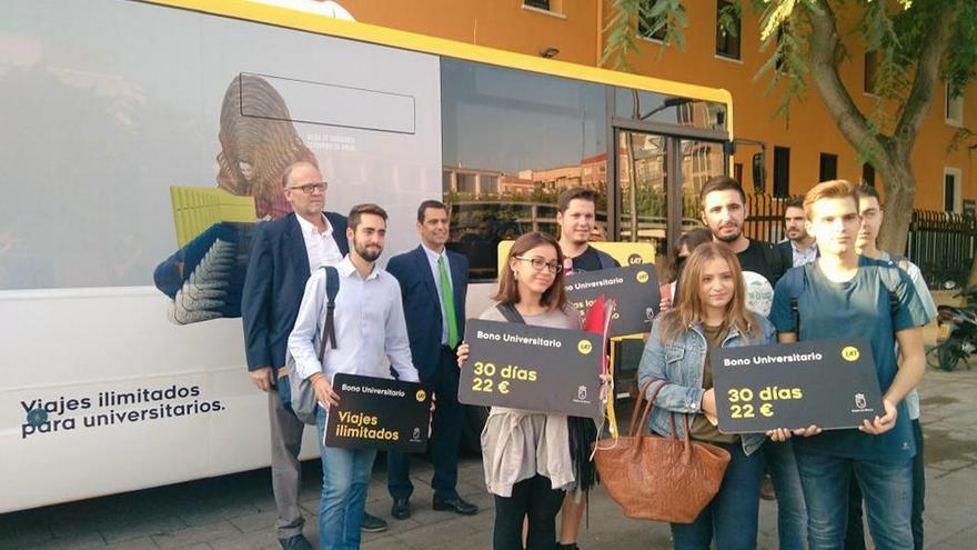 Viajes ilimitados en bus por 22 euros al mes para estudiantes y profesores de la UMU