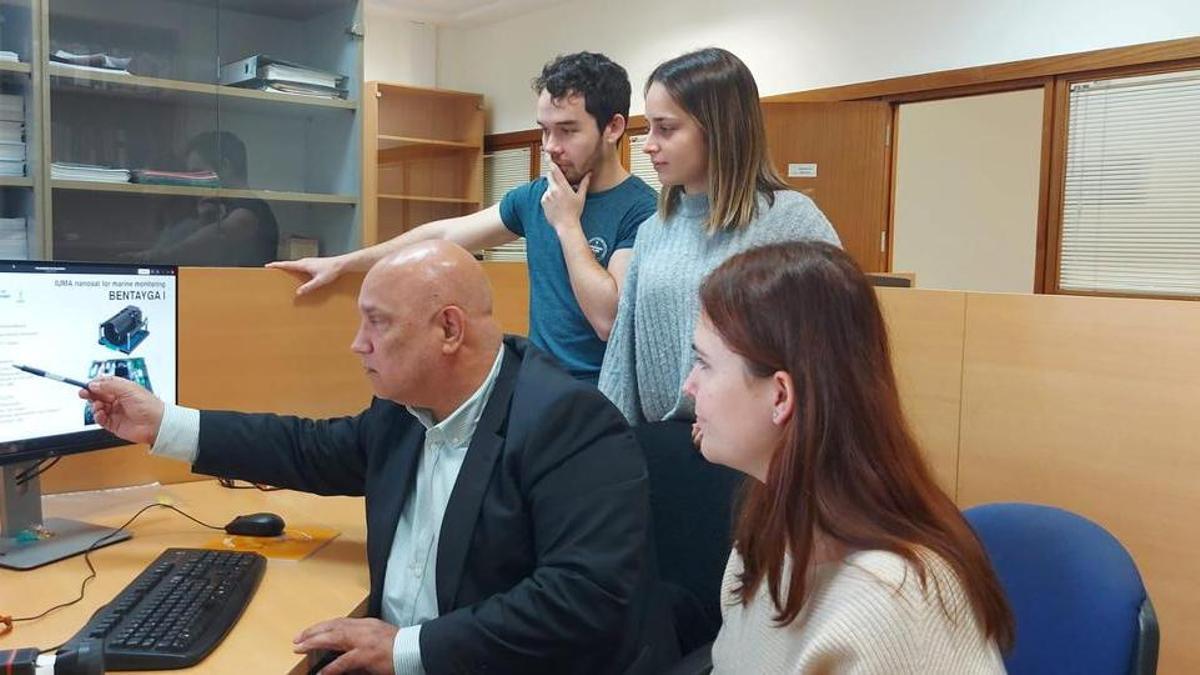 José Francisco López junto a miembros del equipo encargado del diseño del satélite, Ámbar Pérez, Emma Hernández y Adrián Rodríguez.