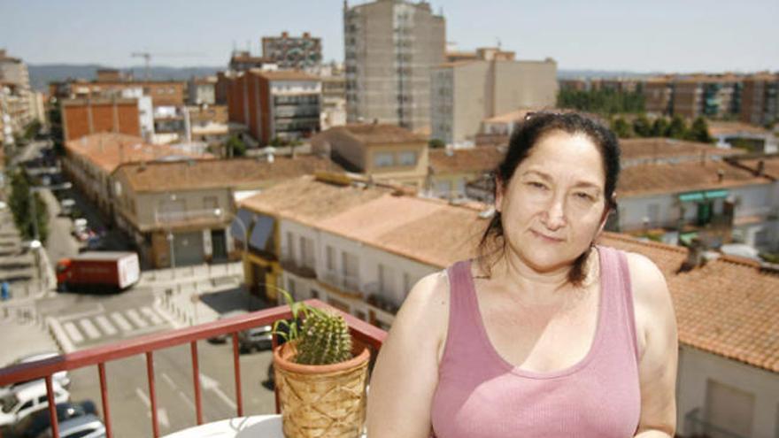 Juana Dolores Martínez, ahir al migdia, al balcó de casa seva al barri centre de Salt.