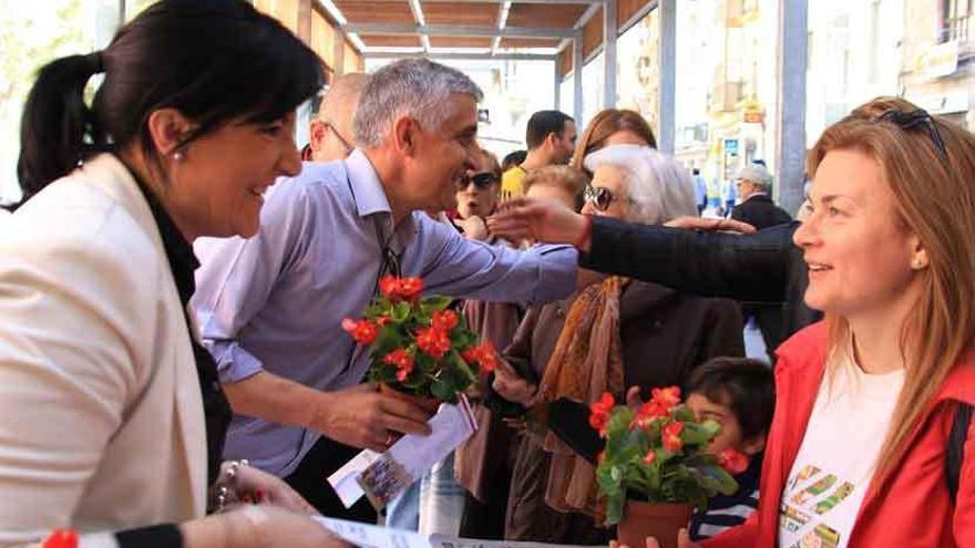 Los candidatos del PSOE a las Cortes, Sánchez, y a la Alcaldía, Gómez, con ciudadanos.