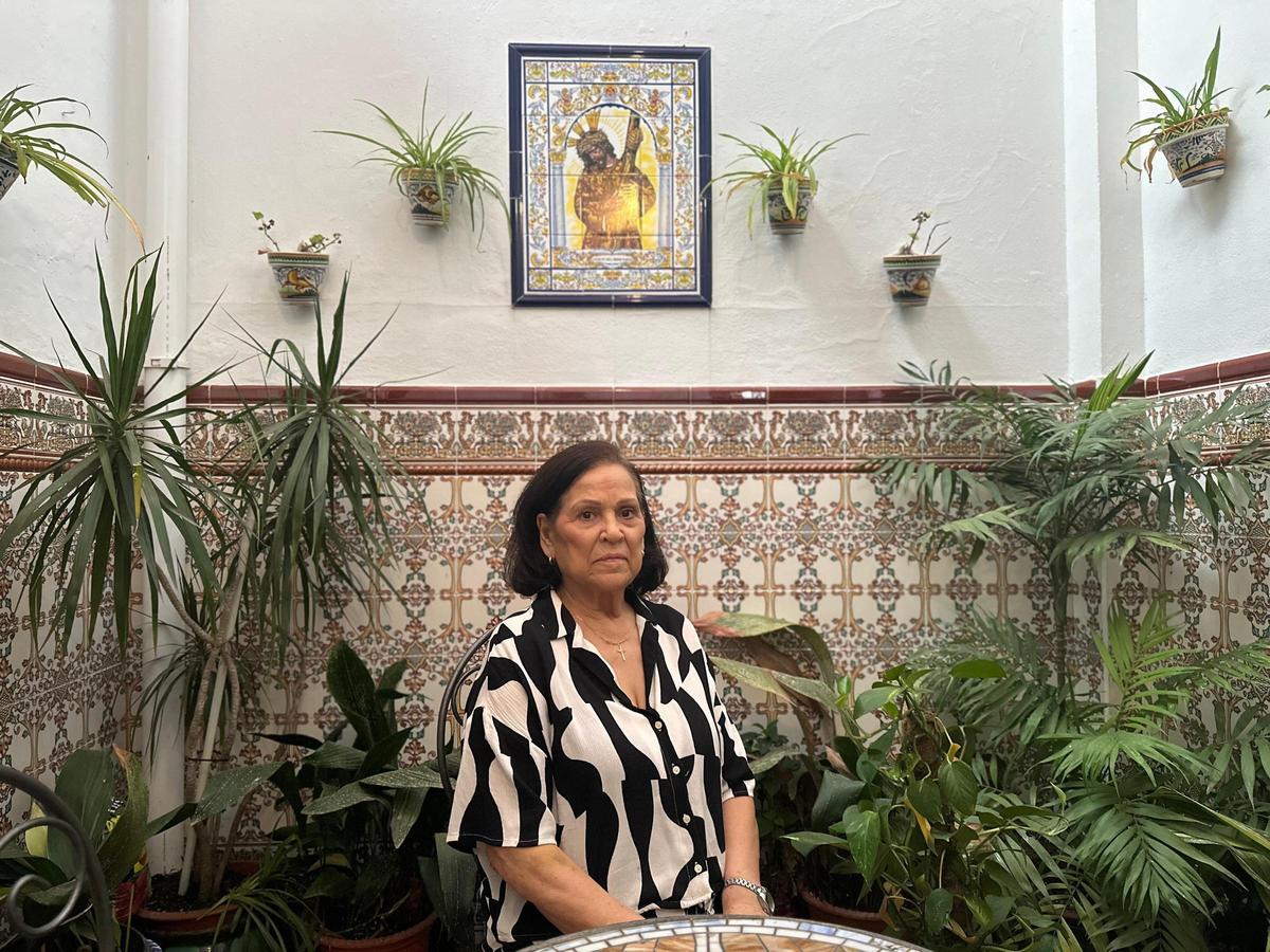 Ana garcía en el patio interior de su casa, custodiado por una imagen de Jesús del Gran Poder.