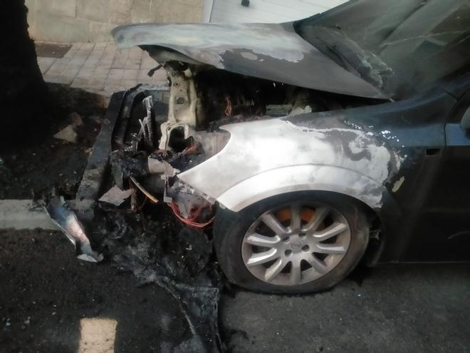 Arde el coche de Ana Hernández, exalcaldesa de Ingenio