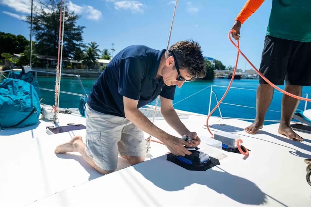 Hugo Spiers, profesor de neurociencia cognitiva, instala el acelerómetro utilizado para registrar cambios en los patrones de ondas.