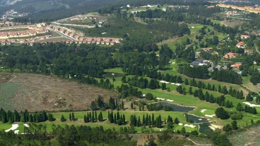 Vista aérea de A Zapateira, con el campo de golf en primer término. / la opinión