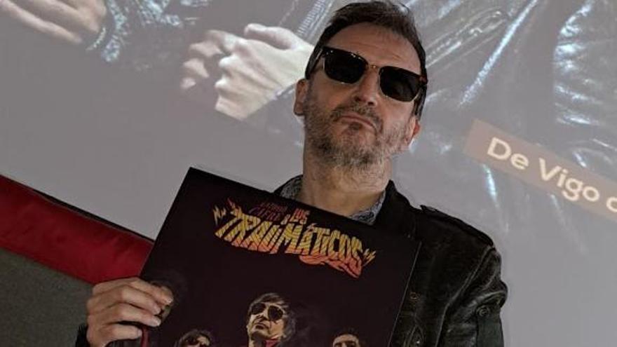 Antonio Amblés con la portada de uno de sus discos.
