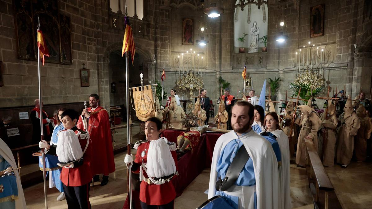 La solemne procesión del Crist de la Sang despierta la emoción de miles de fieles en Palma con un paso menos