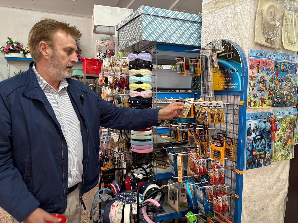 Un vecino de Castelló mira pilas de distintos tipos en un bazar asiático.