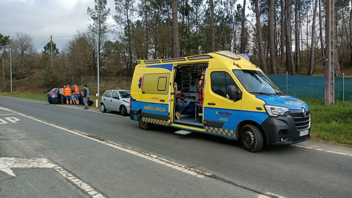 Vehículos implicados en el accidente de Catasós junto a la ambulancia del 061.   | // EMERXENCIAS LALÍN