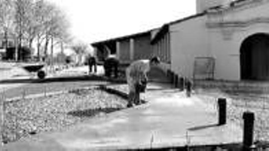 Pavimentan el entorno de la ermita de Coria