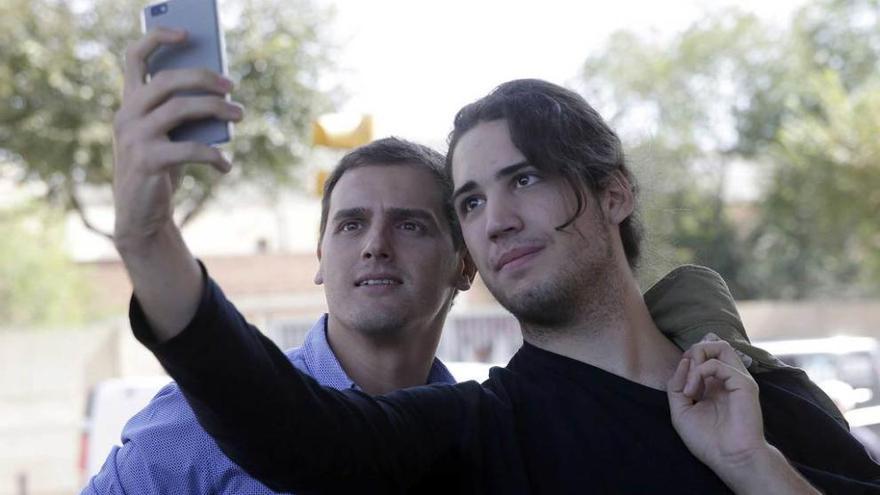 Rivera se hace un &quot;selfie&quot; con un vecino de L&#039;Hospitalet de Llobregat (Barcelona).