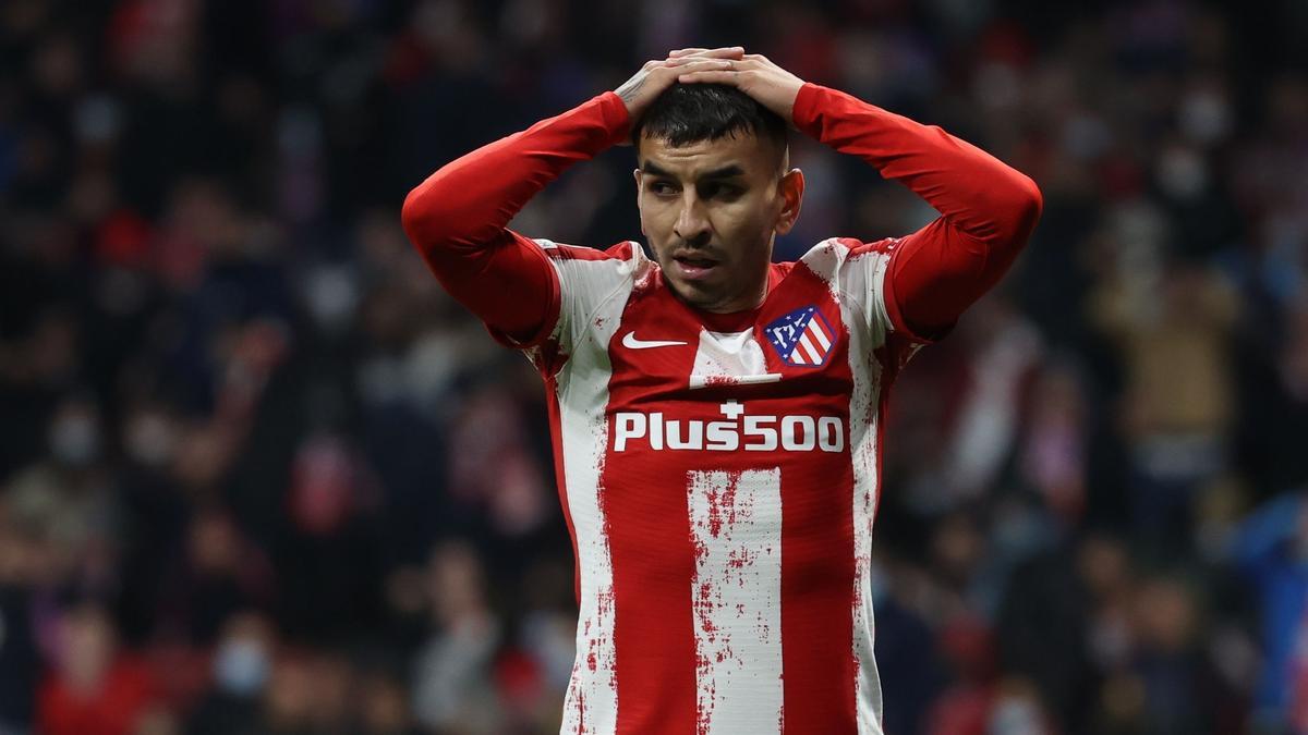 Correa, decepcionado, al final del partido entre el Atlético de Madrid y el Milan.