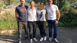 El actor Peter Vives, izquierda, junto a Lara, Esther y Oriol, creadores del Chas Car.