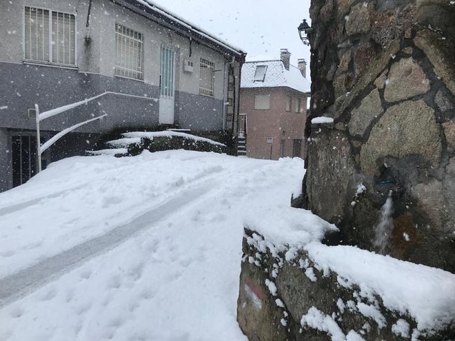 GALERÍA | La nieve cae con fuerza en Porto de Sanabria