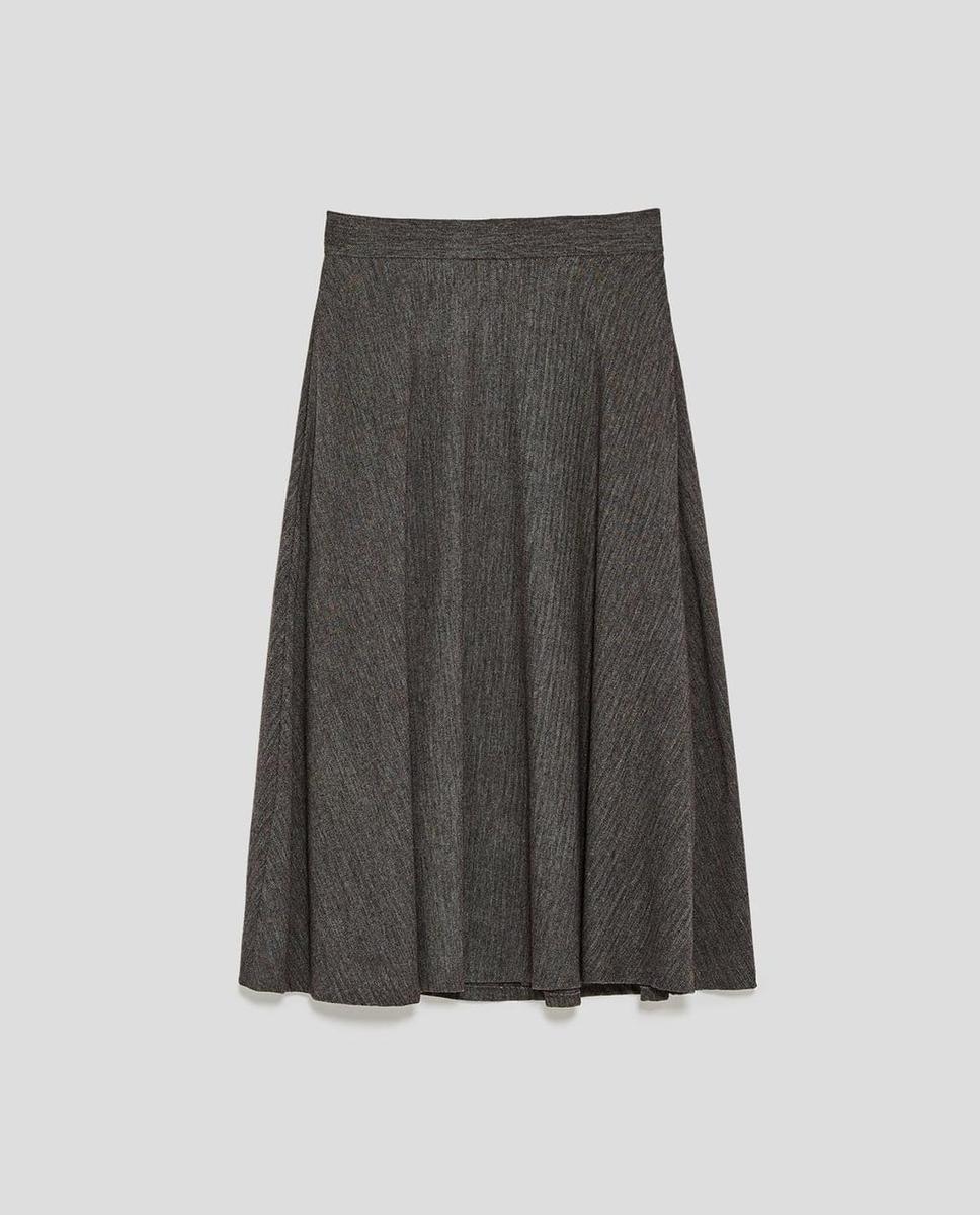 Falda gris con vuelo de Zara. (Precio: 39, 95 euros)