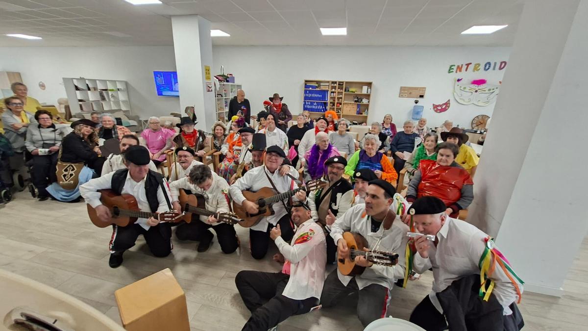 Integrantes de la comparsa A Tolaina y usuarios del centro de día Mimosas.