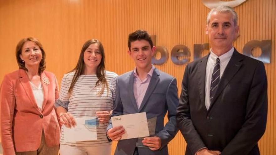 Dos alumnos de Oliva, premiados por un trabajo sobre aves electrocutadas