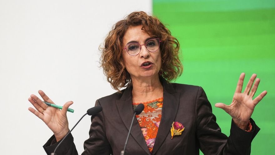 Montero calcula que adaptar el IRPF al nuevo salario mínimo restaría hasta 2.000 millones al fisco