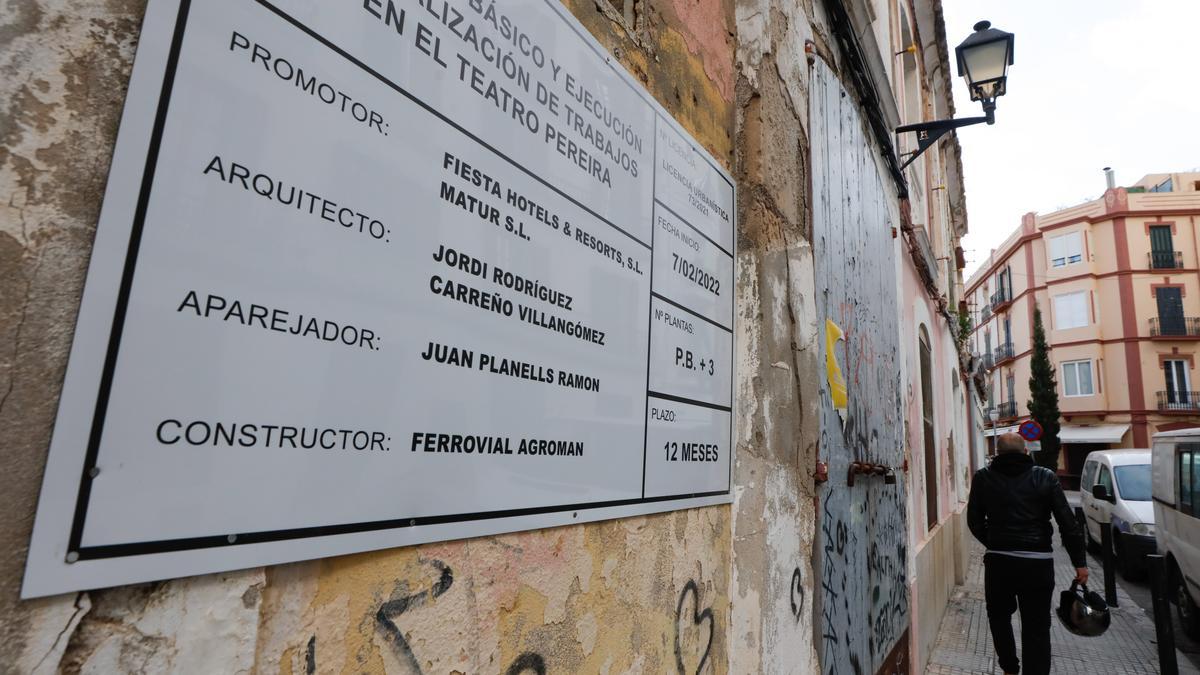 Cartel instaladao con la nueva licencia tras el reinicio de las obras en el Teatro Pereira.
