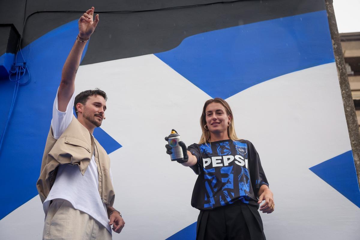 Alexia Putellas dibujó su firma en el mural de Mollet