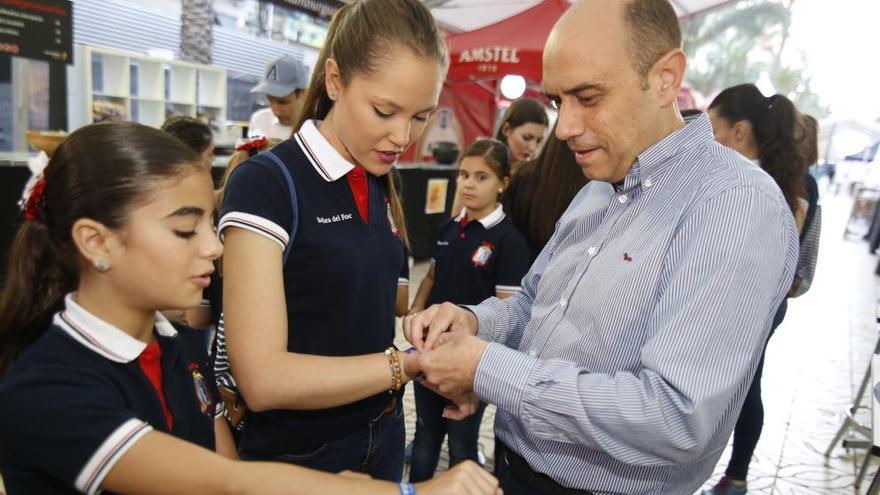 El alcalde coloca unas pulseras de Hogueras a la Bellea y a la infantil