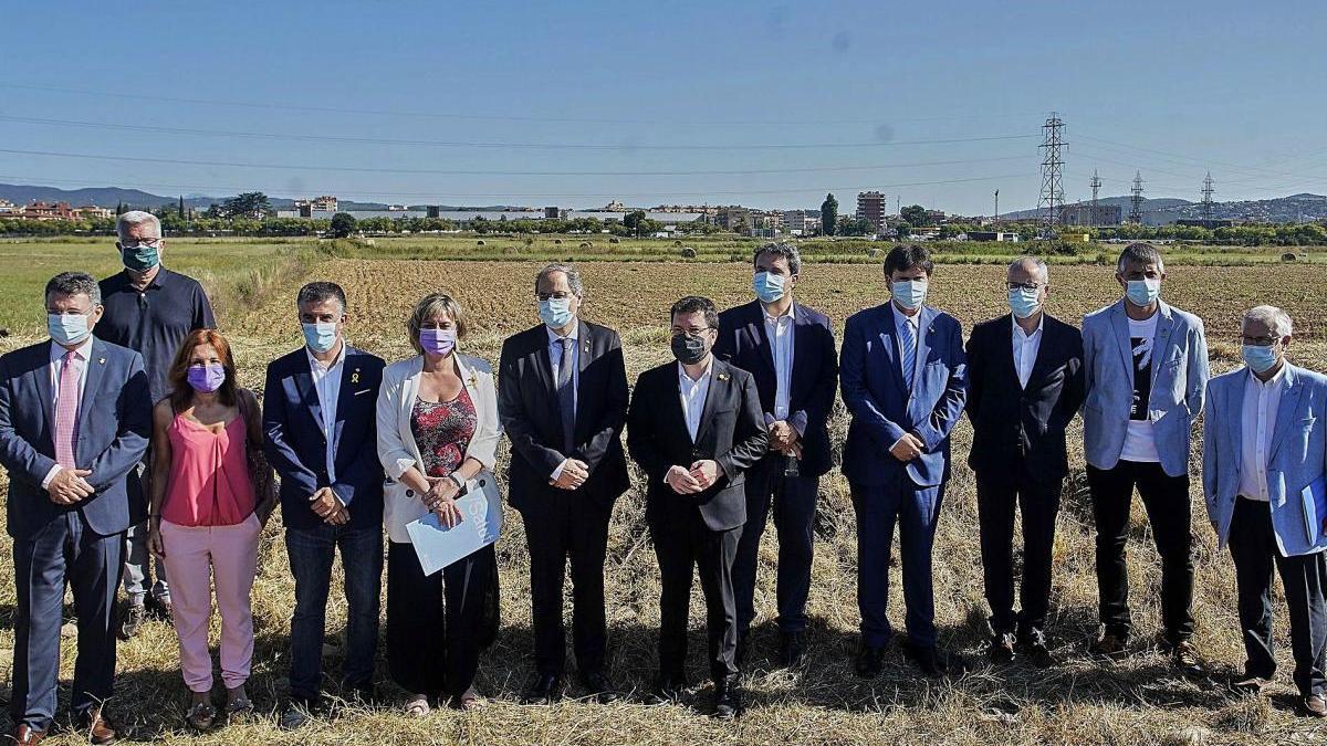 Foto de família en els terrenys del nou parc hospitalari, el 5 d&#039;agost passat.