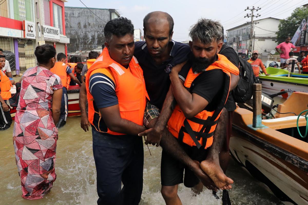 COLOMBO (Sri Lanka), 01/12/2025.- Rescue personnel evacuate residents by boat from a flood-affected area after heavy rainfall in a suburb of Colombo, Sri Lanka, 01 December 2025. Many parts of the island have been inundated due to heavy rains. According to the Sri Lanka Disaster Management Center, more than 330 people have been killed, and 370 are missing around the country. EFE/EPA/CHAMILA KARUNARATHNE