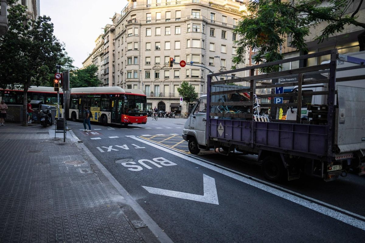 El bus girando por Balmes y accediendo a Travessera de Gràcia en contra dirección al resto de vehículos.