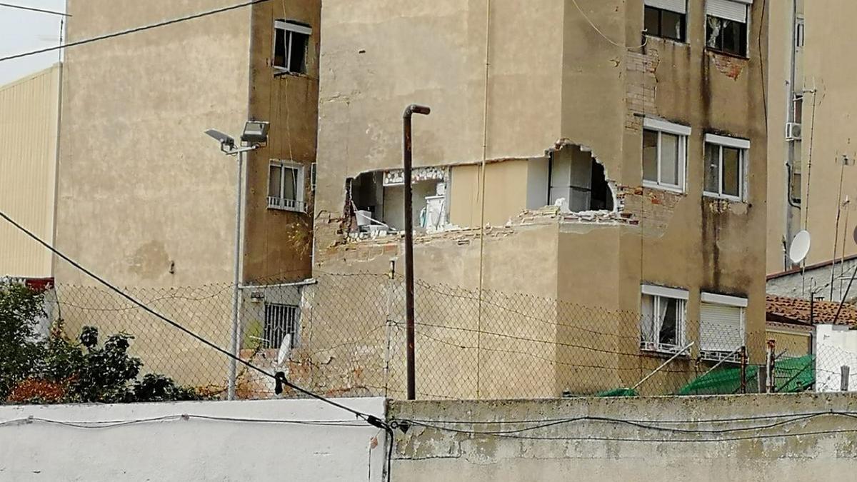 Agujero en edificio del barrio de la Salut de Badalona