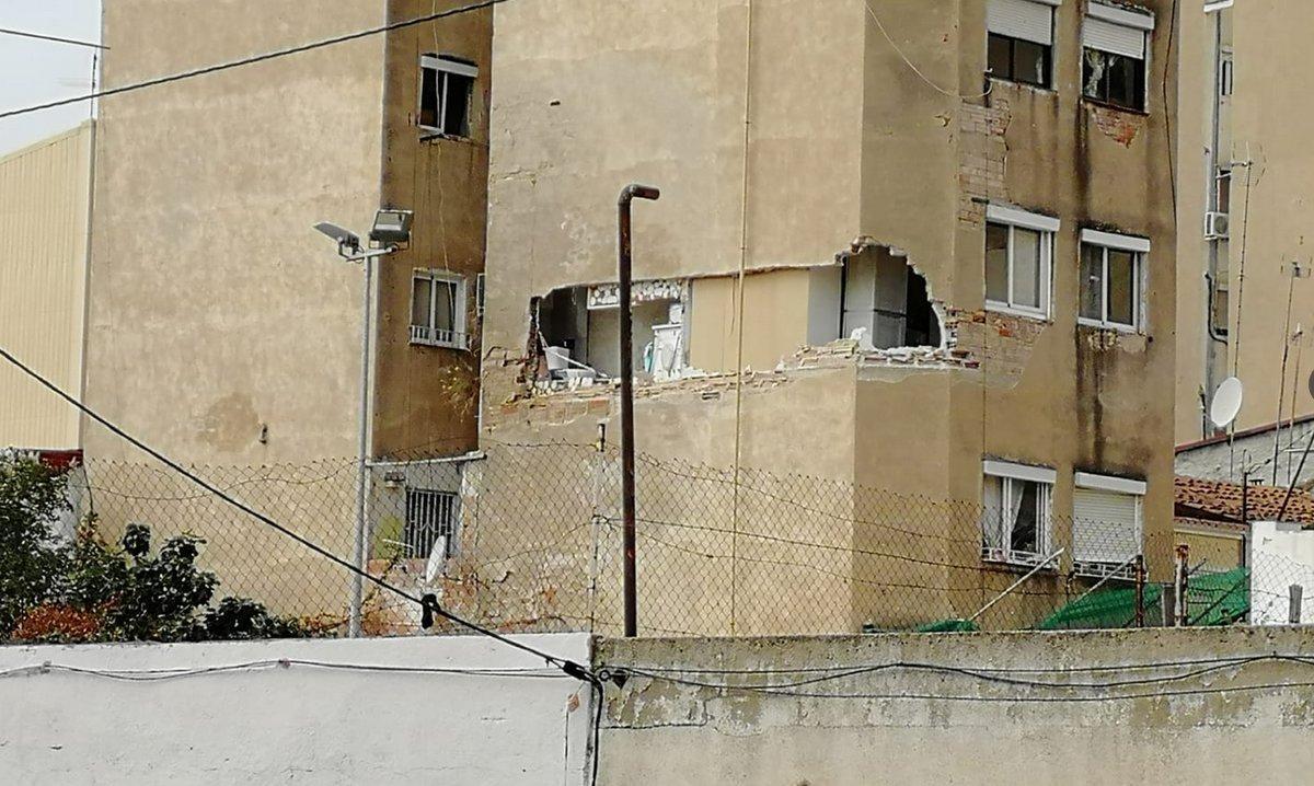 Agujero en edificio del barrio de la Salut de Badalona. Agujero en edificio del barrio de la Salut de Badalona.