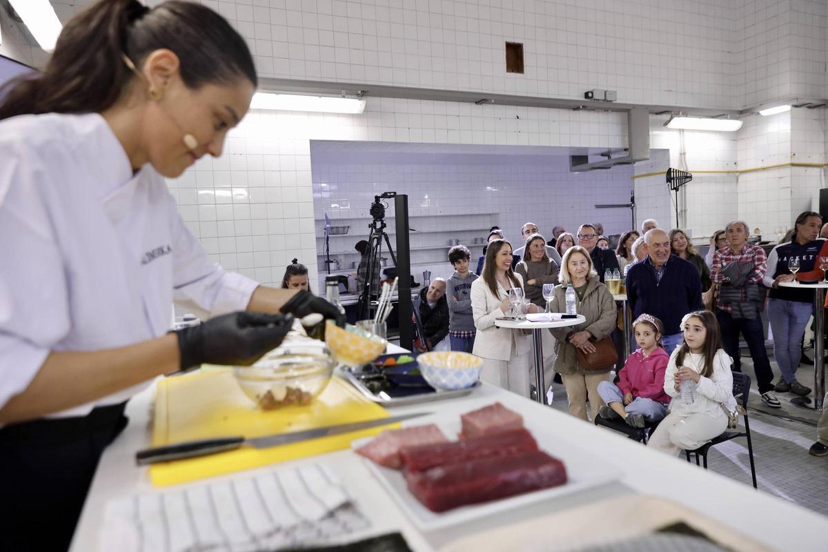 El "pata negra" del atún desembarca en Gijón de la mano de Alimerka y María Lo, en imágenes