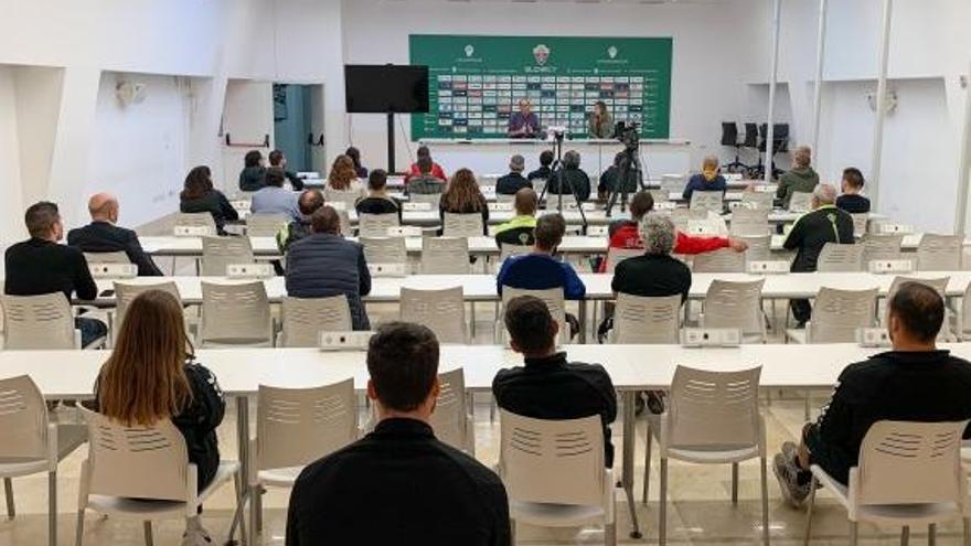 El doctor César Quesada dando la charla a los empleados