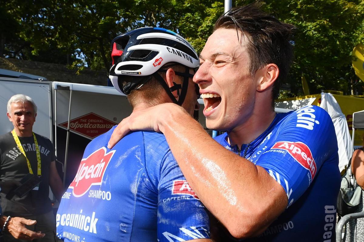 Carcassonne (France), 17/07/2022.- Belgium rider Jasper Philipsen (R) of Alpecin Deceuninck celebrates with his teammate Belgium rider Edward Planckaert of Alpecin Deceuninck after the former’s win during the 15th stage of the Tour de France 2022 over 202.5km from Rodez to Carcassonne, France, 17 July 2022. (Ciclismo, Bélgica, Francia) EFE/EPA/Tim de Waele / POOL