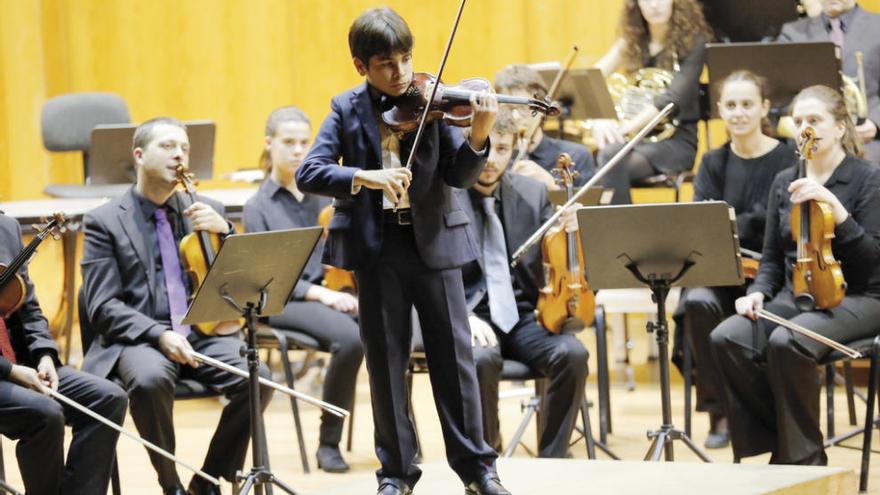 Uno de los ganadores, durante el concierto ofrecido en 2014 junto a la Sinfónica 430. // R. Grobas