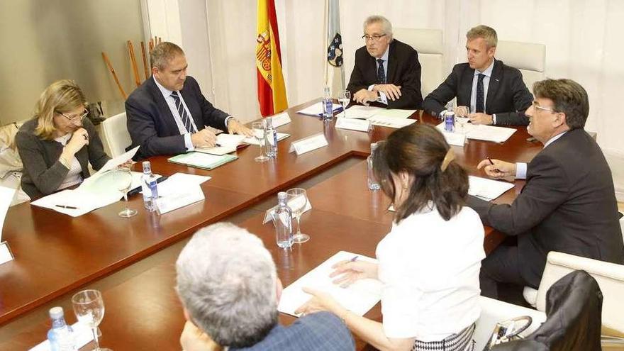 La Comisión Mixta de TSXG y Xunta estuvo presidida por Miguel Ángel Cadenas y Alfonso Rueda. // Fdv