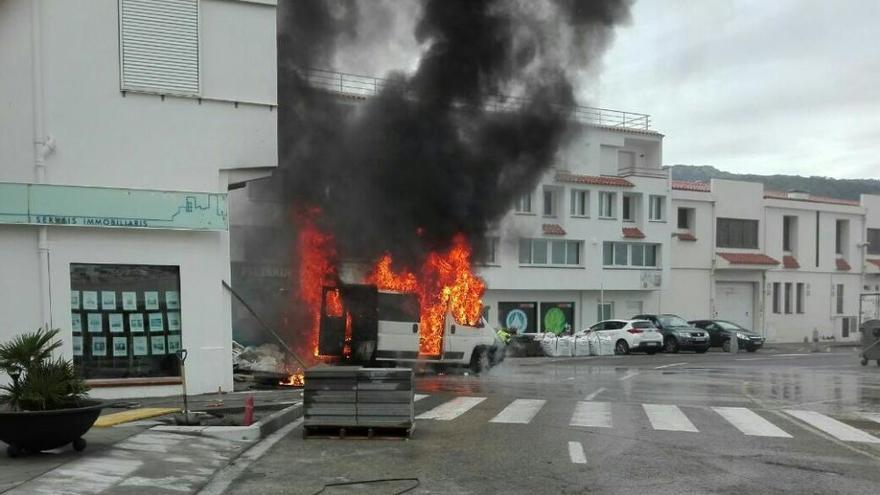 Espectacular incendi d&#039;una furgoneta al Port de la Selva