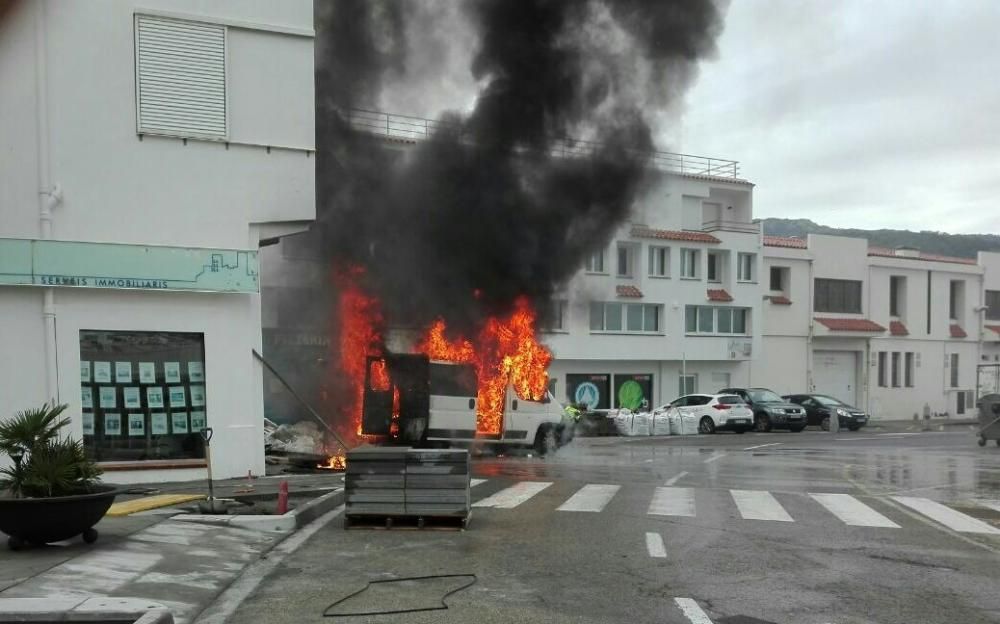 Incendi d'un vehicle al Port de la Selva