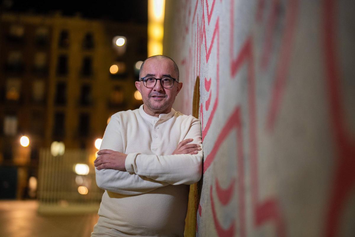 BARCELONA 27/11/2024 Sociedad. Manel, usuario y voluntario de la ONG STOP (antes STOP Sida)con el mural contra la SIDA de Keith Haring al MACBA de Barcelona. FOTO de ZOWY VOETEN