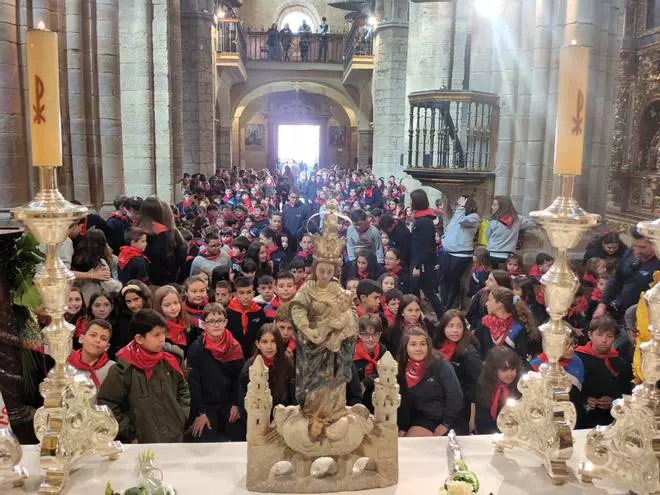 El colegio Virgen de la Vega de Benavente y la ofrenda floral a la patrona, en imágenes