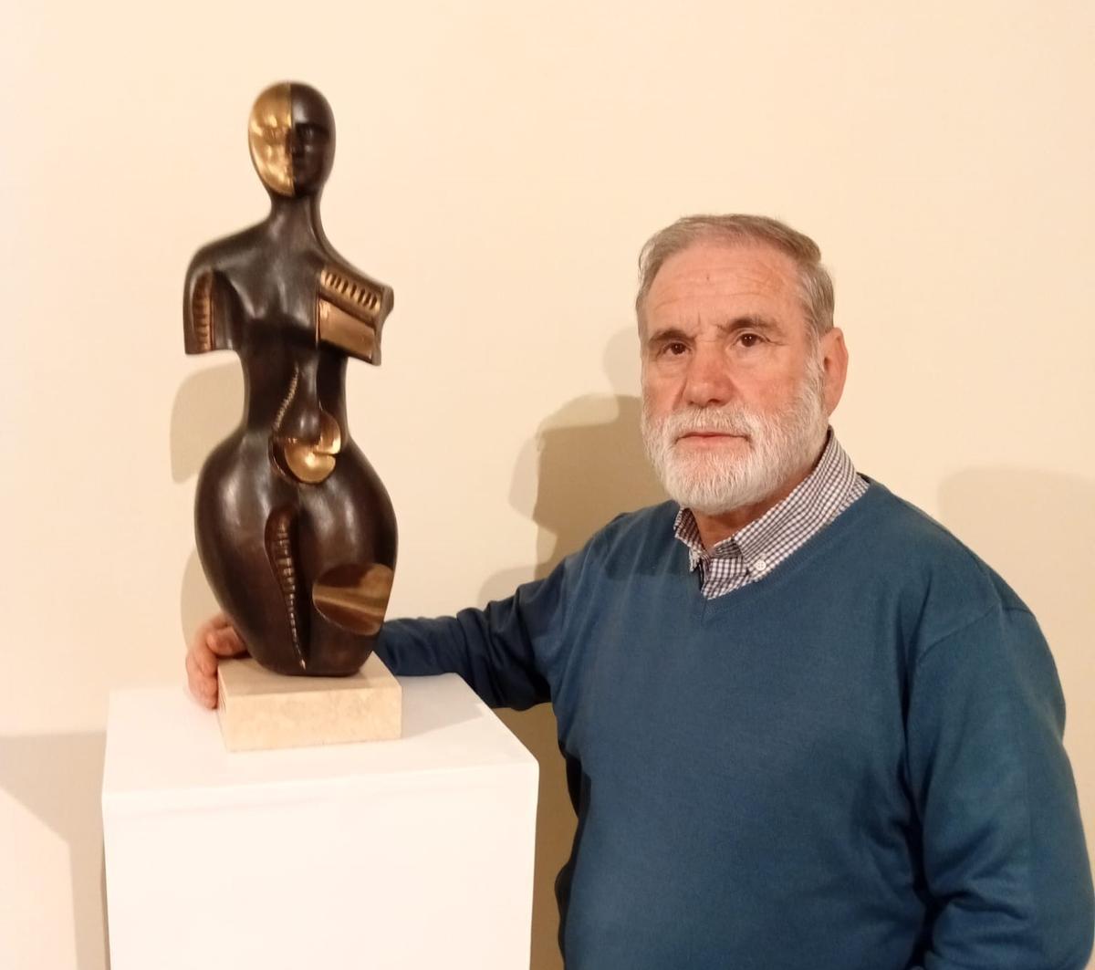 Julián Rodríguez posa con una de sus esculturas.