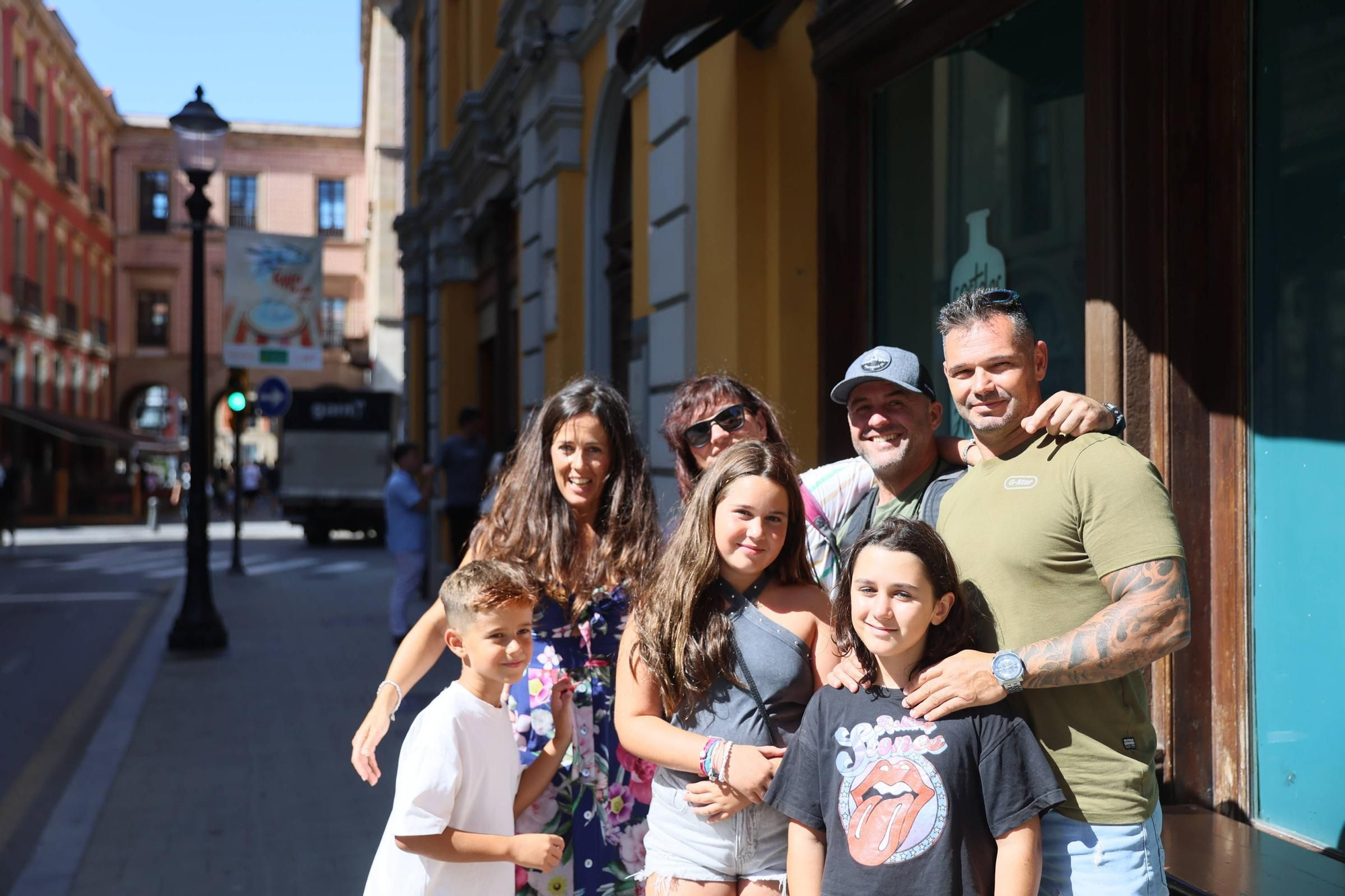 Las compras de los turistas en Gijón para llevarse la ciudad en pequeñas dosis (en imágnes)