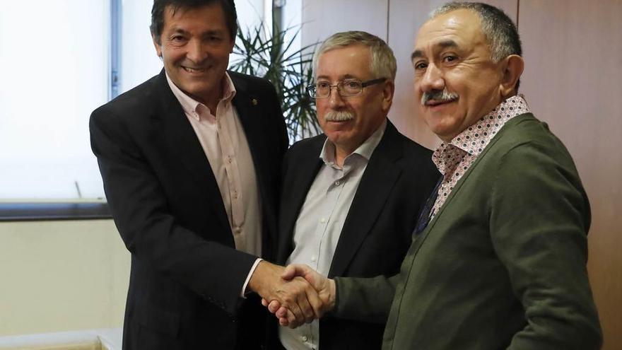 Javier Fernández, ayer con el secretario general de CC OO, Ignacio Fernández Toxo, y con el de UGT, el asturiano José Álvarez.