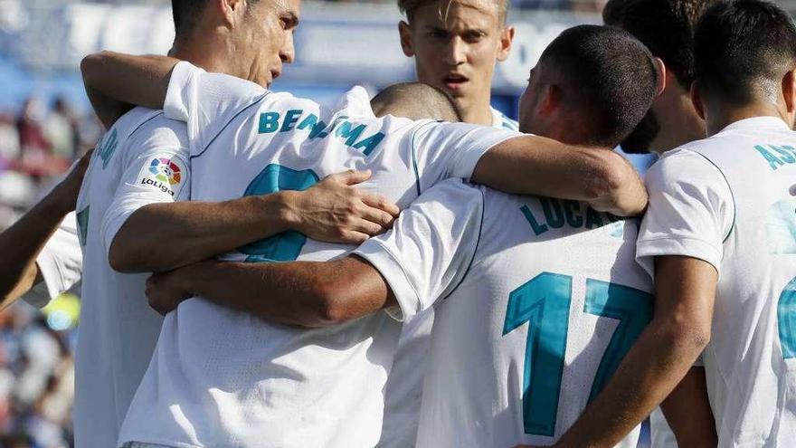 Los jugadores del Madrid celebran su primer gol ayer en Getafe.