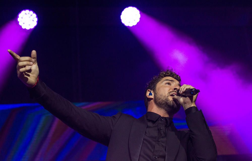 El almeriense inauguró los conciertos de verano de la provincia en una abarrotada Plaza de Toros.