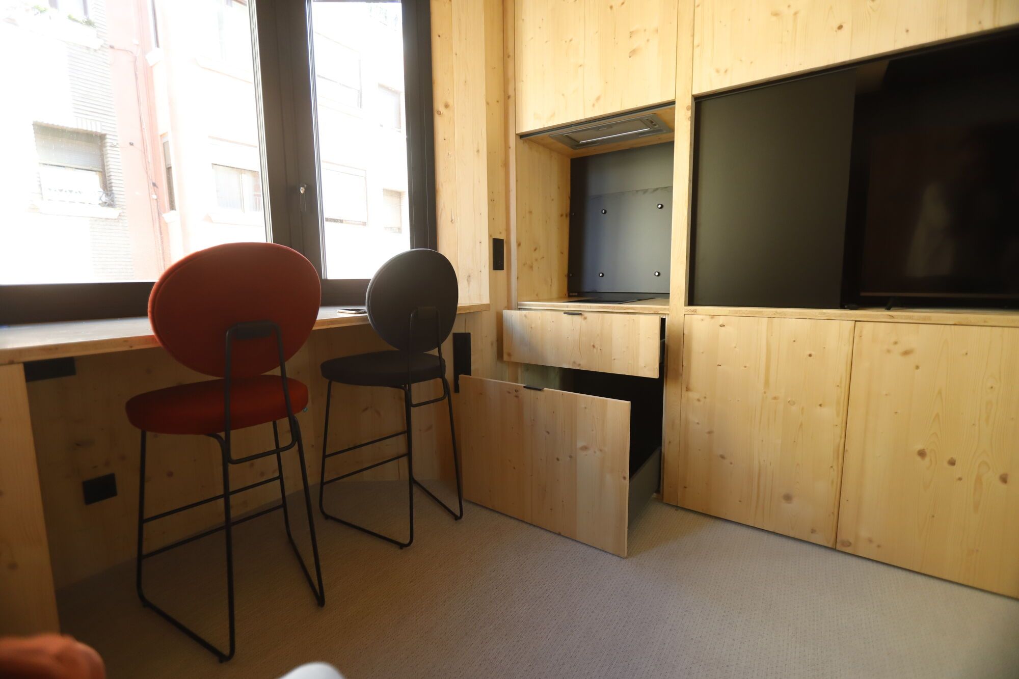 Así es por dentro el edificio que se montó como un mueble de Ikea en cinco días en el centro de Zaragoza