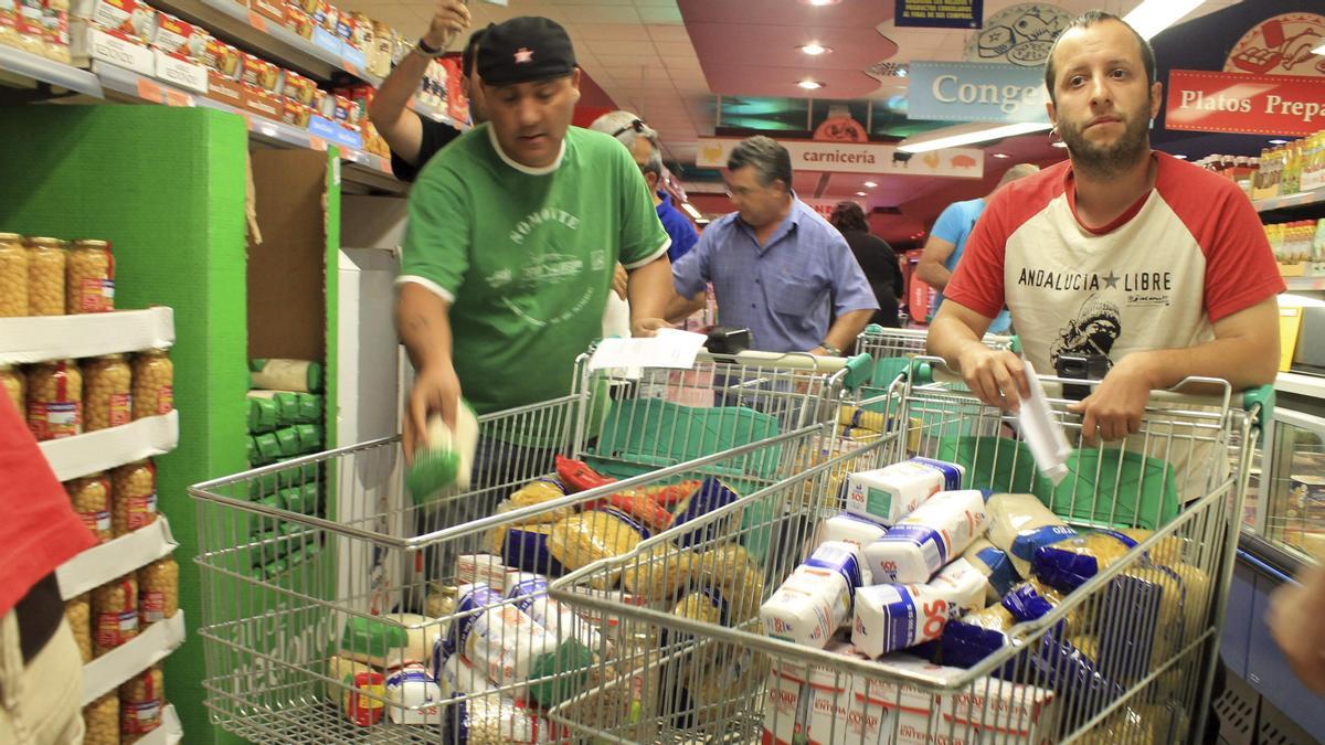 Miembros del SAT en un supermercado en Sevilla.